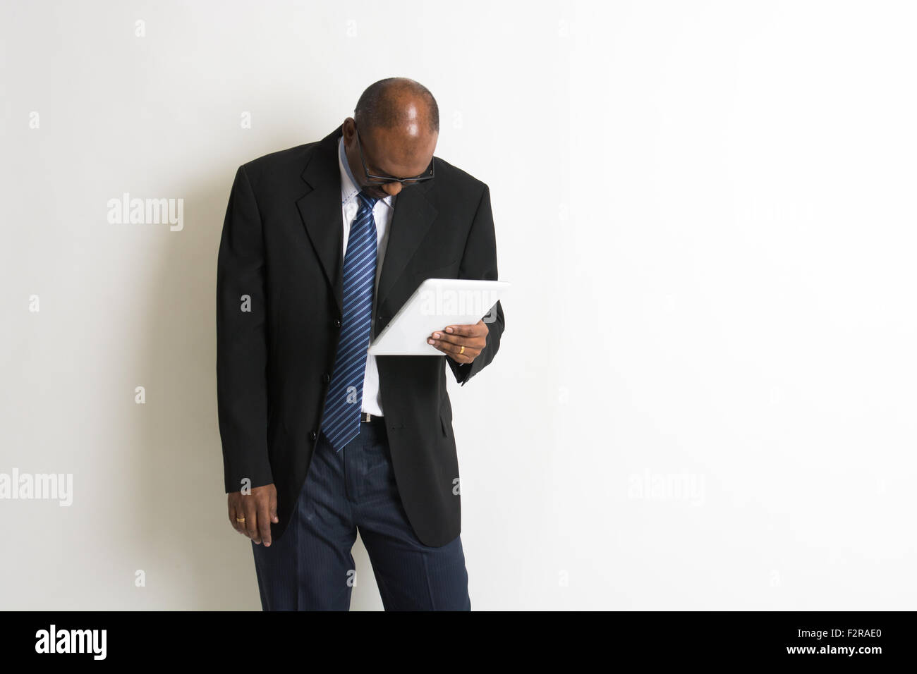 Indian business maschio con tablet in disperazione Foto Stock