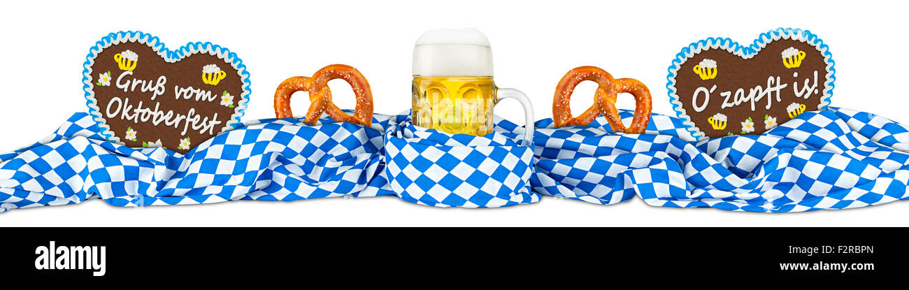 Il tedesco oktoberfest boccale di birra gingerbread cuori e pretzel nella bandiera bavarese Foto Stock