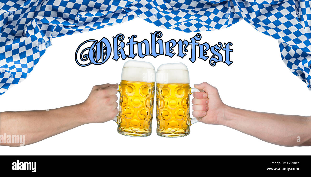 Cheers! Mani azienda tedesca a boccali da birra sotto bandiera bavarese Foto Stock