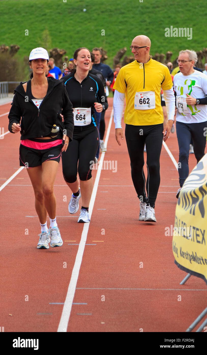 La 65th edition porta Dwars Dordt domenica 1 aprile 2012. Voce maschile e femminile in fase di riscaldamento sulla pista prima della gara Foto Stock