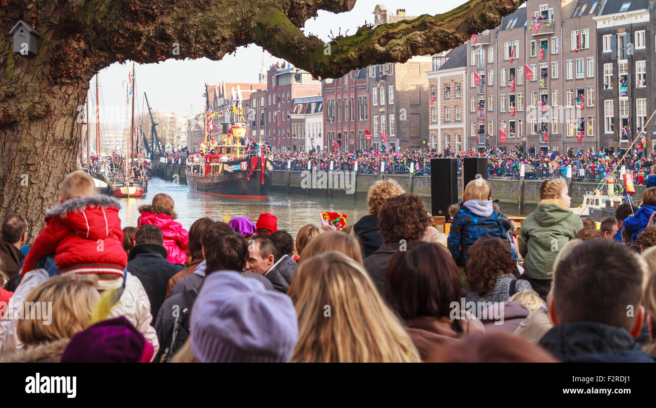 Barca di San Nicolò arriva nel porto di Dordrecht per la sfilata con Zwarte Piet nelle strade di Dordrecht Foto Stock