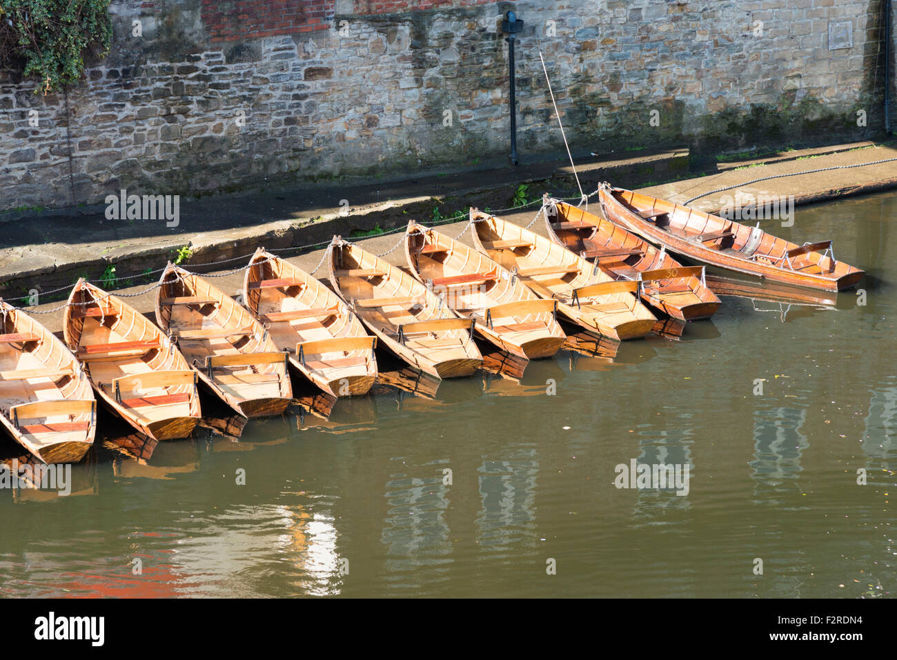 Barche a remi ormeggiate sul fiume indossare a Durham Regno Unito Foto Stock