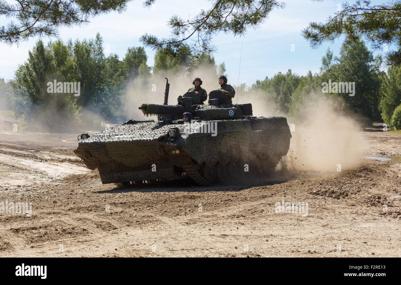 Modernizzate BMP-2M di combattimento della fanteria veicolo dell'esercito finlandese con protezione migliorata ed ergonomia. Foto Stock