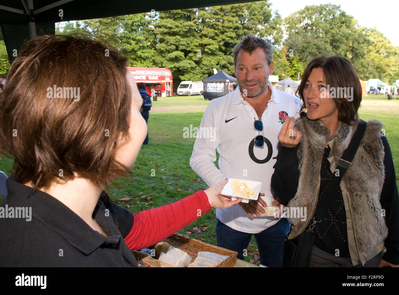 I visitatori di Haslemere Food Festival nel 2015 Degustazione di Formaggio, Lion verde, Haslemere, Surrey, Regno Unito. Foto Stock