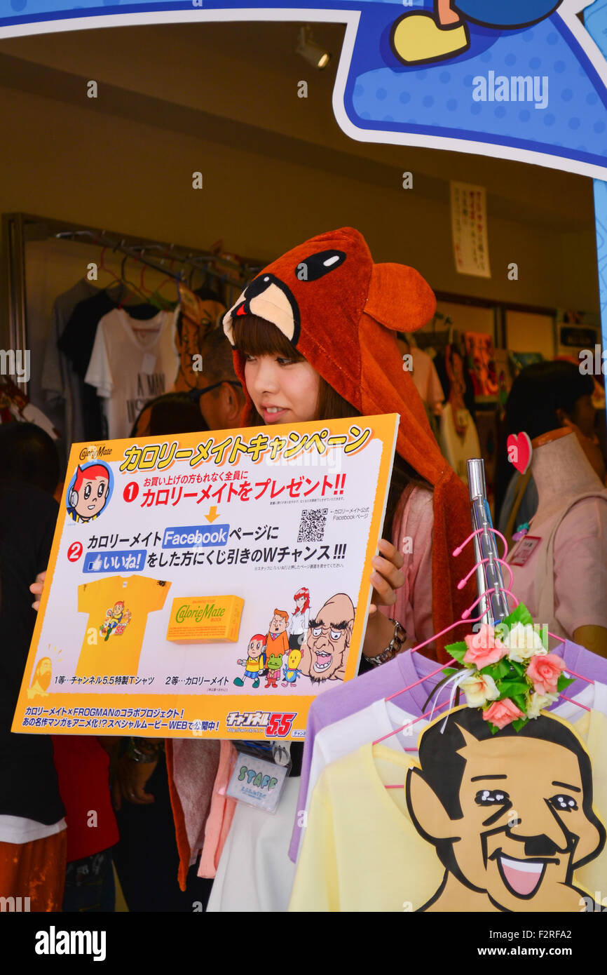 Pubblicità ragazza che indossa bear mascotte cofano. Harajuku di Tokyo. Foto Stock
