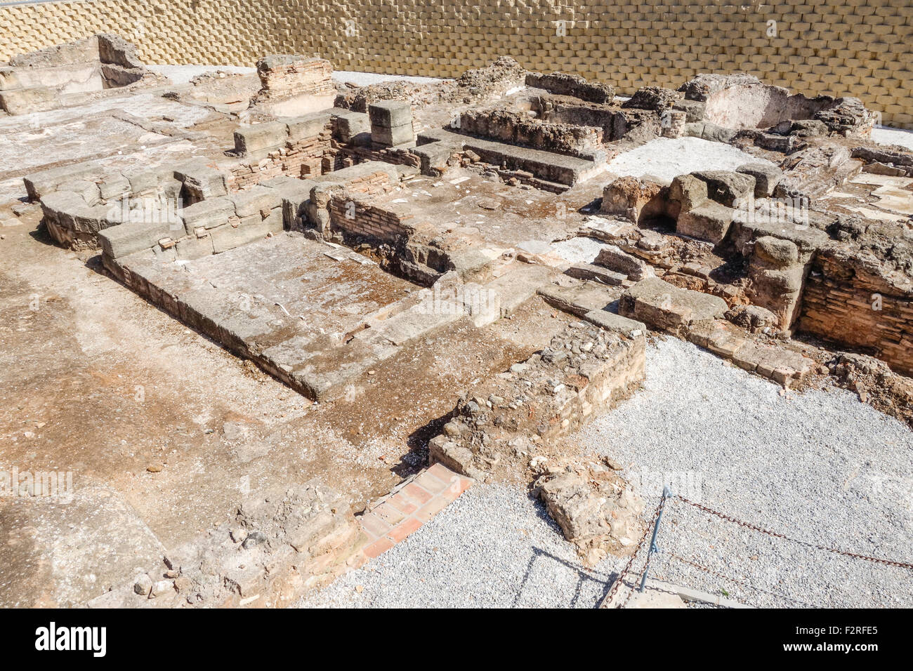 Rovine romane con cisterne di decantazione e immagazzinare acqua per bagni termali e di un patio Fuengirola, Andalusia, Spagna. Foto Stock