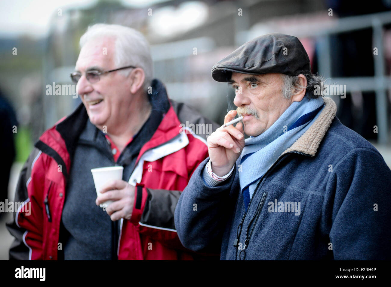 I fedelissimi guardare una partita a Didcot Città Non- League Football ground. Foto Stock