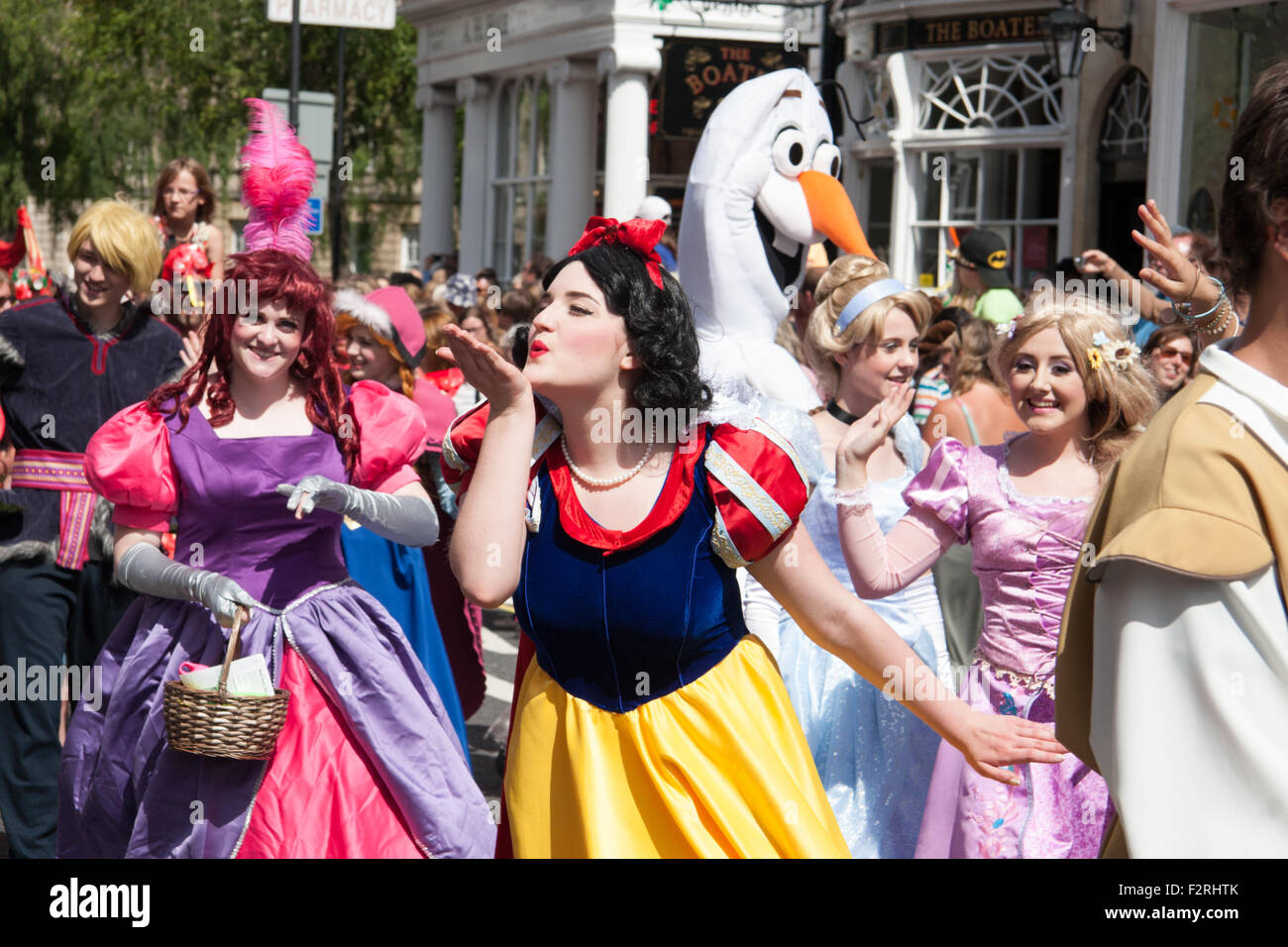 Donna in costume Disney soffia un bacio a spettatori durante la stagione estiva con sfilata di carnevale, Bath Regno Unito, Luglio 2015 Foto Stock
