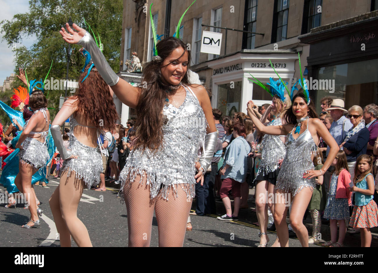 Girl Dance group prendendo parte alla stagione estiva con sfilata di carnevale, Bath Regno Unito, Luglio 2015 Foto Stock