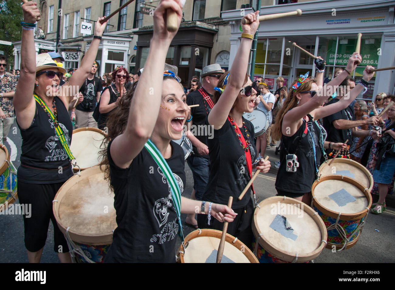 Drumming band prendendo parte alla stagione estiva con sfilata di carnevale, Bath Regno Unito, Luglio 2015 Foto Stock