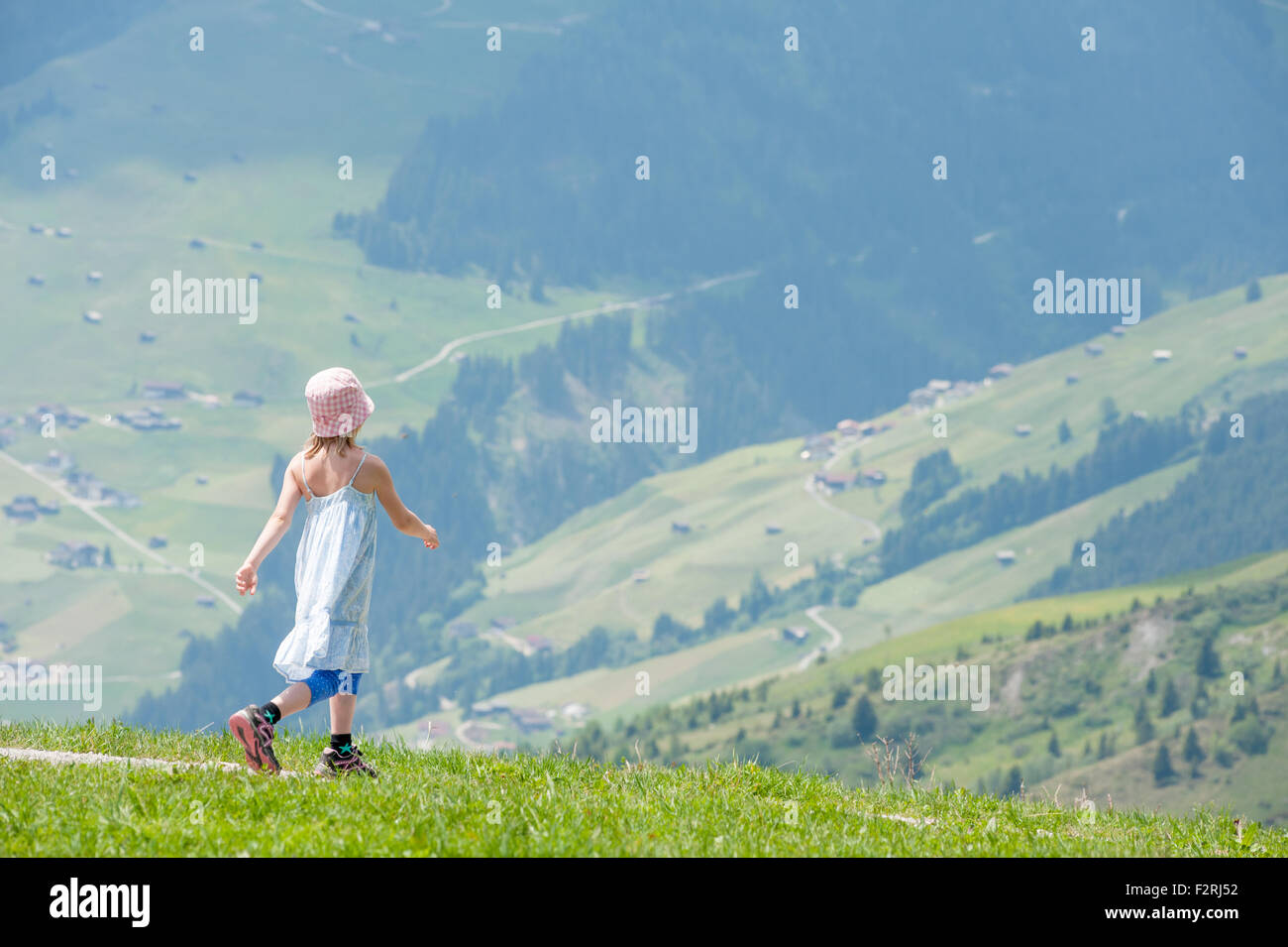 Bambino a camminare in montagna, Mt Penken, Mayrhofen, Zillertal, Austria Foto Stock