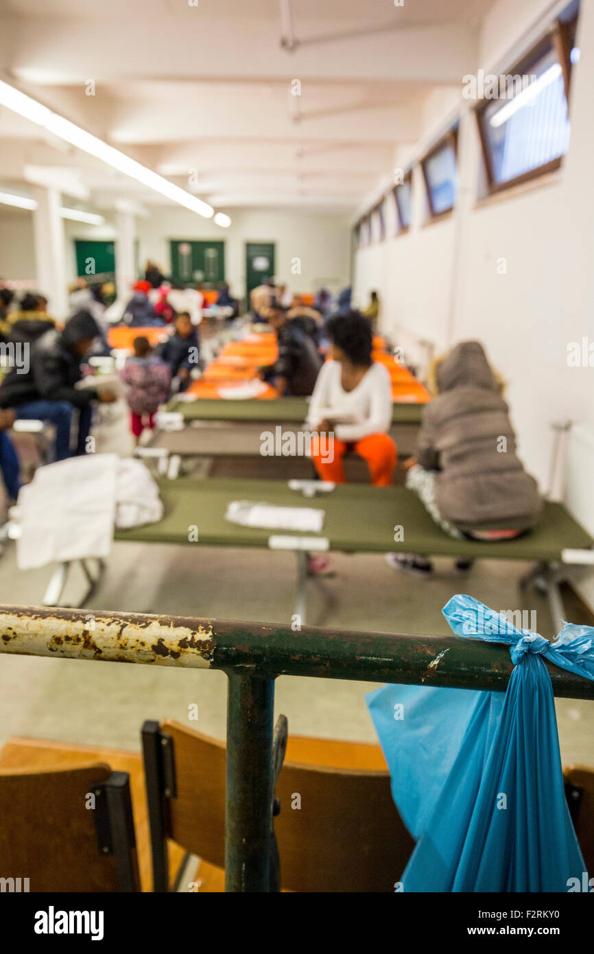 I rifugiati sit in letti da campo presso il rifugiato a centro di accoglienza in Rosenheim, Germania, 17 settembre 2015. Il tedesco della polizia federale ha messo al centro per accogliere profughi. Foto: Marc Mueller/dpa Foto Stock