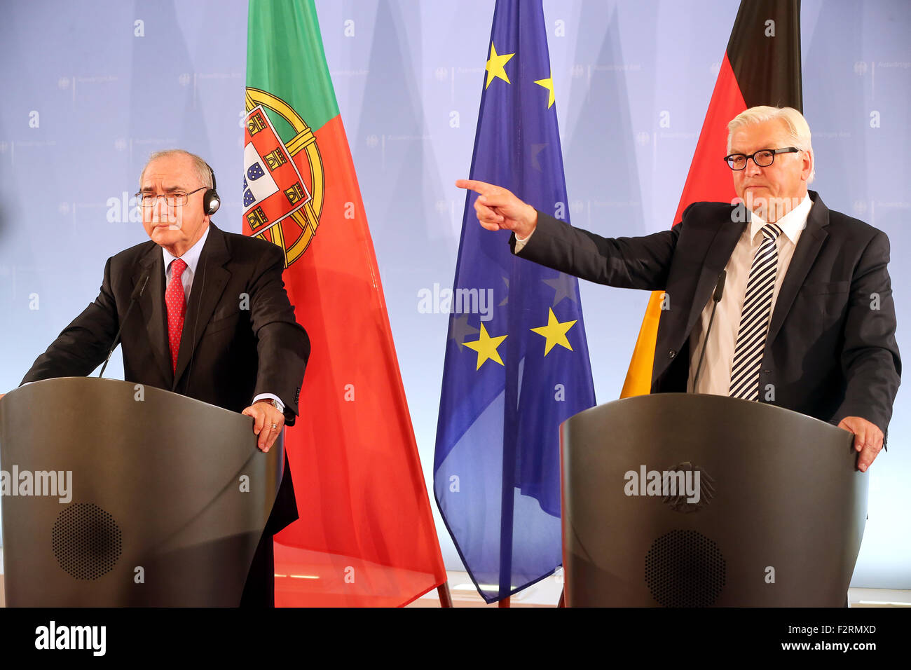 Berlino, Germania. 23 Sep, 2015. Il Ministro degli esteri tedesco Frank-Walter Steinmeier (SPD) e il suo omologo portoghese Rui Machete (l) in discussione durante la conferenza presss in Federal Foreign Office di Berlino, Germania, 23 settembre 2015. Credito: dpa picture alliance/Alamy Live News Foto Stock