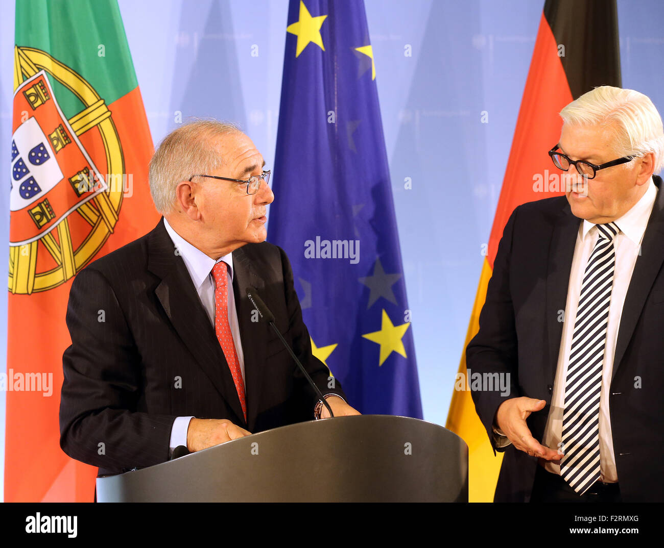 Berlino, Germania. 23 Sep, 2015. Il Ministro degli esteri tedesco Frank-Walter Steinmeier (SPD) e il suo omologo portoghese Rui Machete (l) in discussione durante la conferenza presss in Federal Foreign Office di Berlino, Germania, 23 settembre 2015. Credito: dpa picture alliance/Alamy Live News Foto Stock