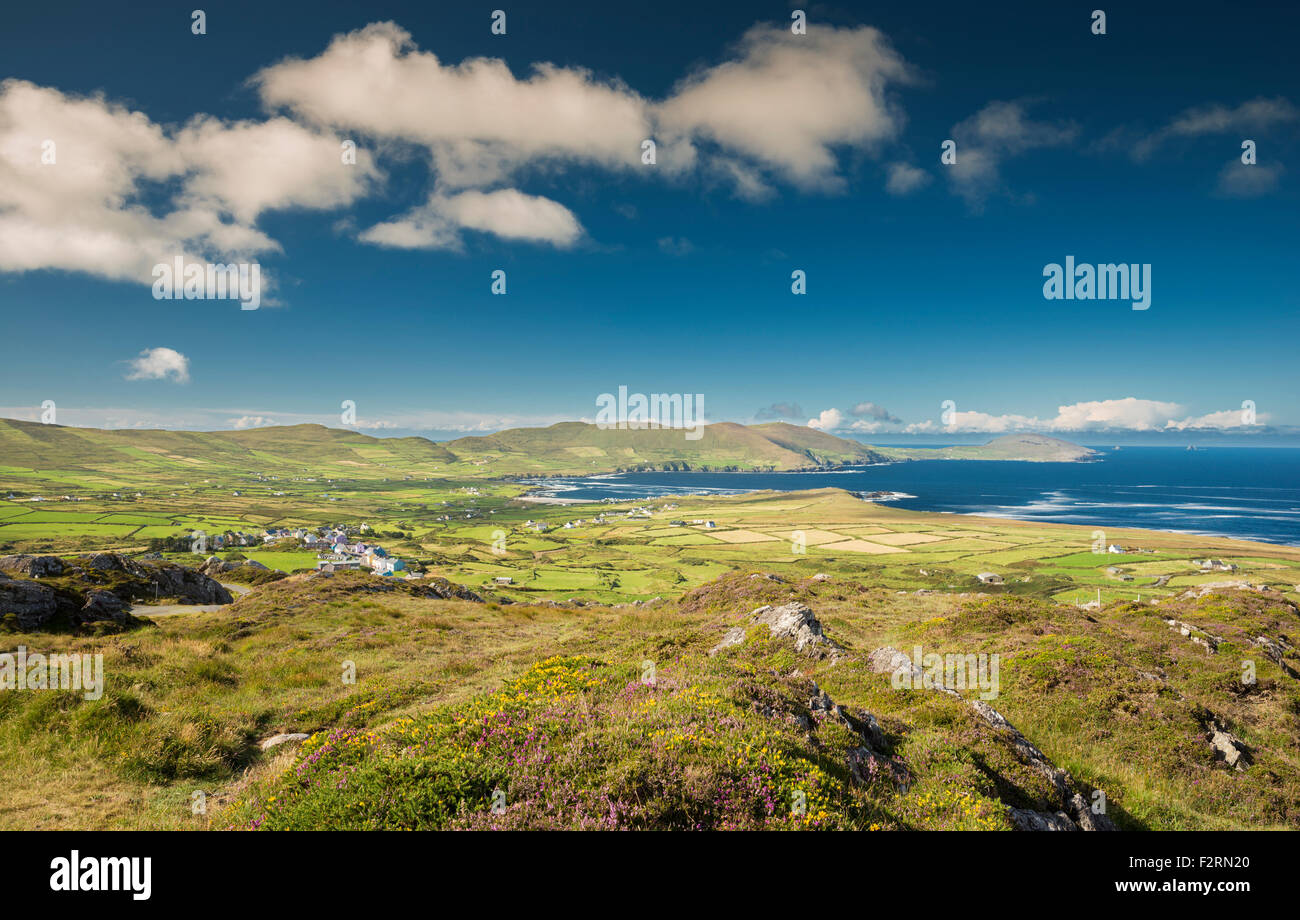 Vista dal modo di Beara sopra il villaggio di Allihies oltre Ballydonegan Bay di Garinish e Dursey Island, Beara, nella contea di Cork Foto Stock