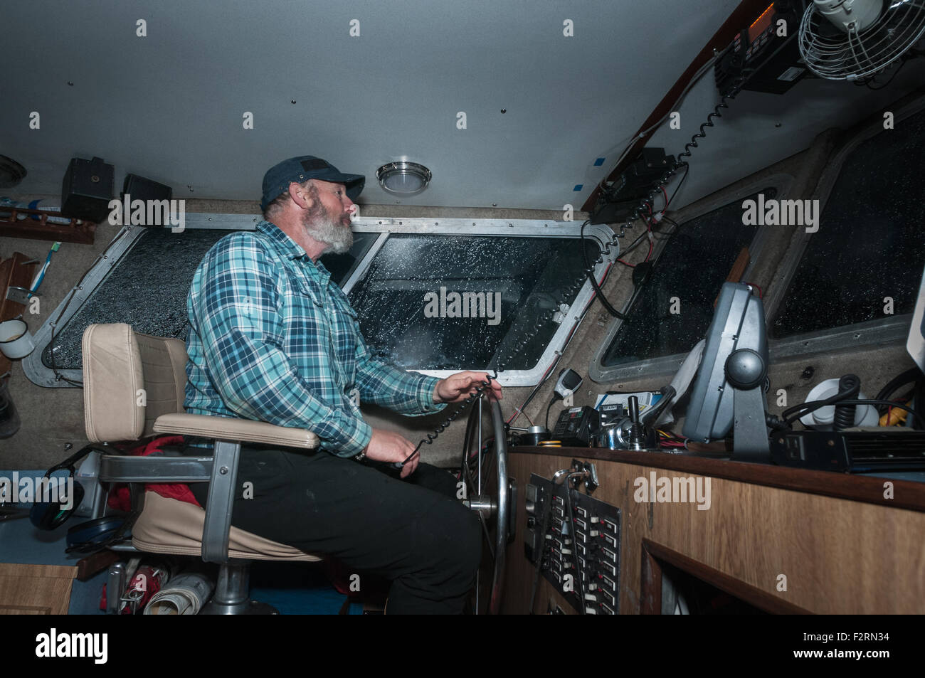 Capitano piloti il Salmone Sockeye deriva barca netto in posizione. Fiume Naknek, Bristol Bay, Alaska. Foto Stock