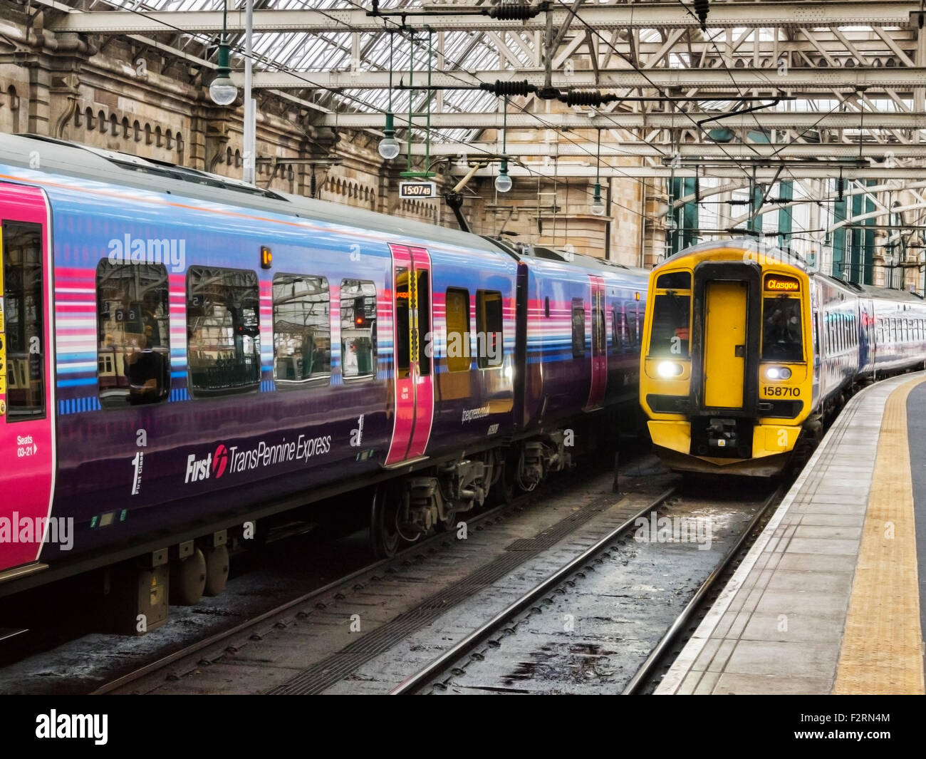 Treno in avvicinamento a piattaforma, la Stazione Centrale di Glasgow, Glasgow, Scotland, Regno Unito. Foto Stock