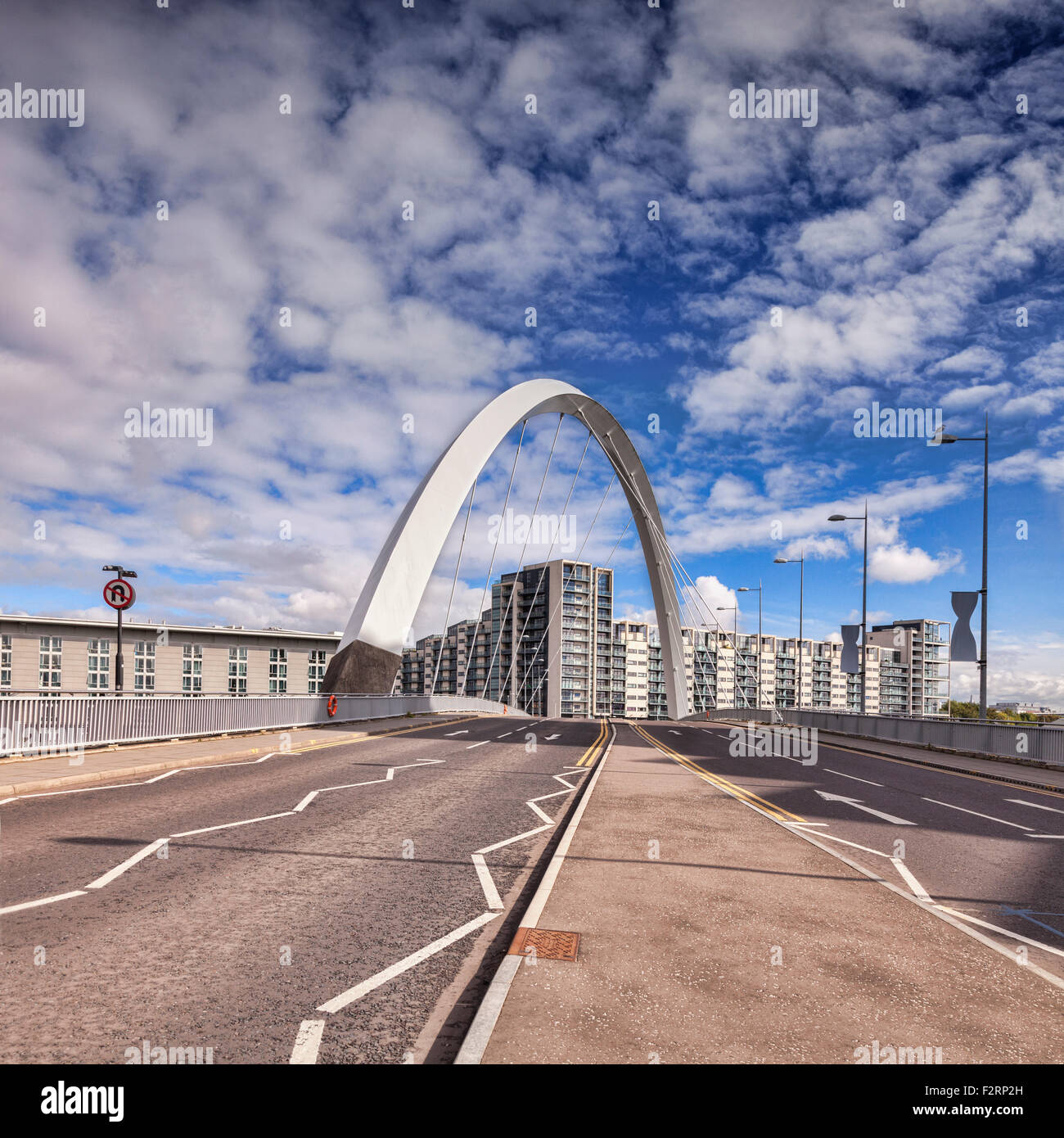 Il Clyde Arc, strada ponte che attraversa il fiume Clyde, Glasgow, Scozia Foto Stock