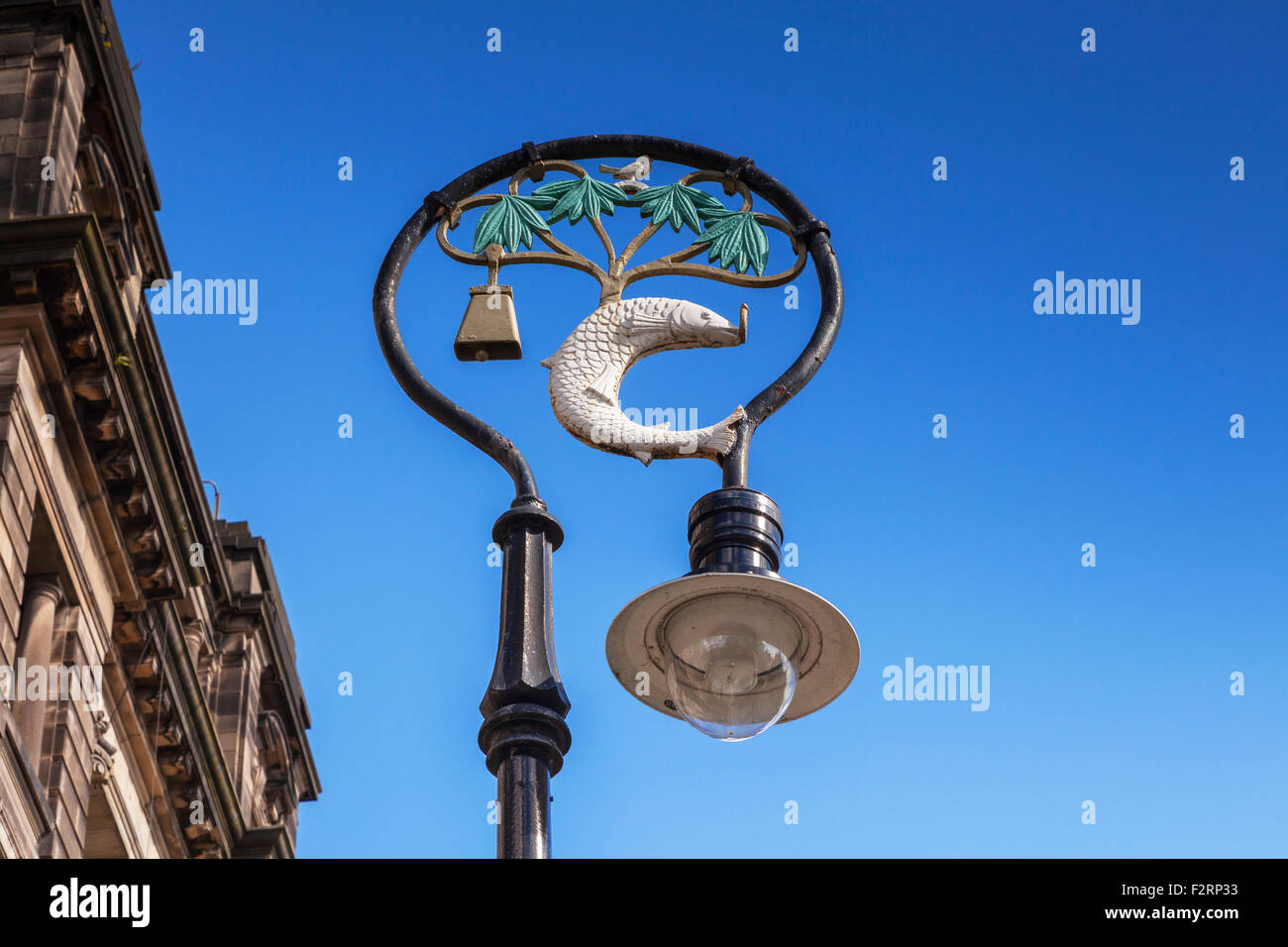 Lampada posta a Glasgow, decorate con gli elementi della città stemma. Foto Stock