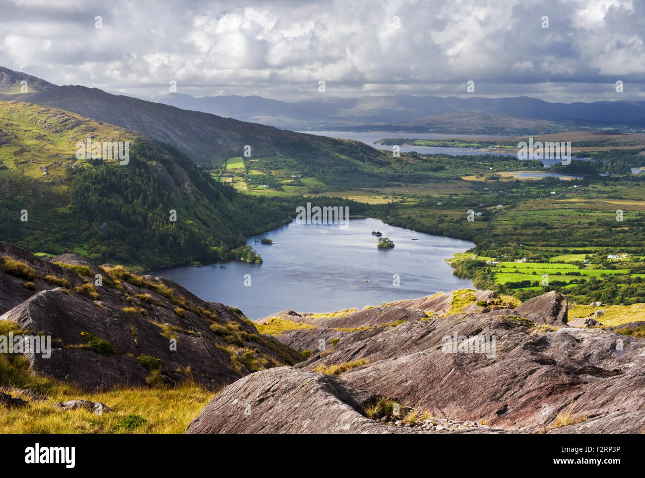 Guardando a Nord dal vicino alla parte superiore della Healy Pass, Beara, nella contea di Kerry, oltre Glanmore Lake verso il MacGillycuddy Reeks Foto Stock