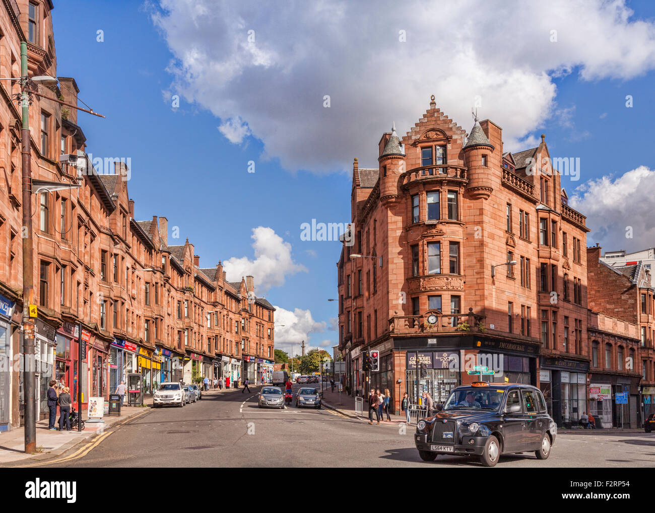 Pietra arenaria rossa tenements nell'east end di Glasgow, Scotland, Regno Unito. Foto Stock