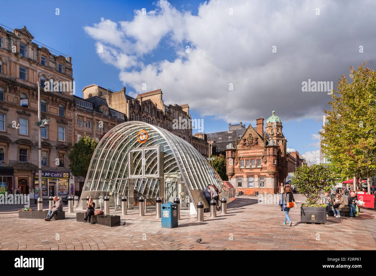 St Enoch Square, con vecchi e nuovi ingressi della metropolitana di Glasgow, Scozia. Foto Stock