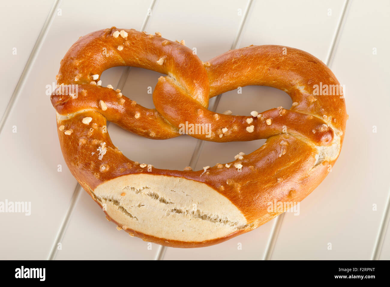 Un pretzel è un tipo di pane cotto prodotto realizzato da impasti più comunemente conformato in un nodo. Foto Stock