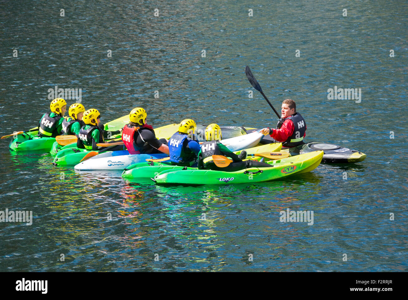 I bambini sottoposti a lezioni di kayak a Huron bacino, Salford Quays, Manchester, Inghilterra, Regno Unito Foto Stock