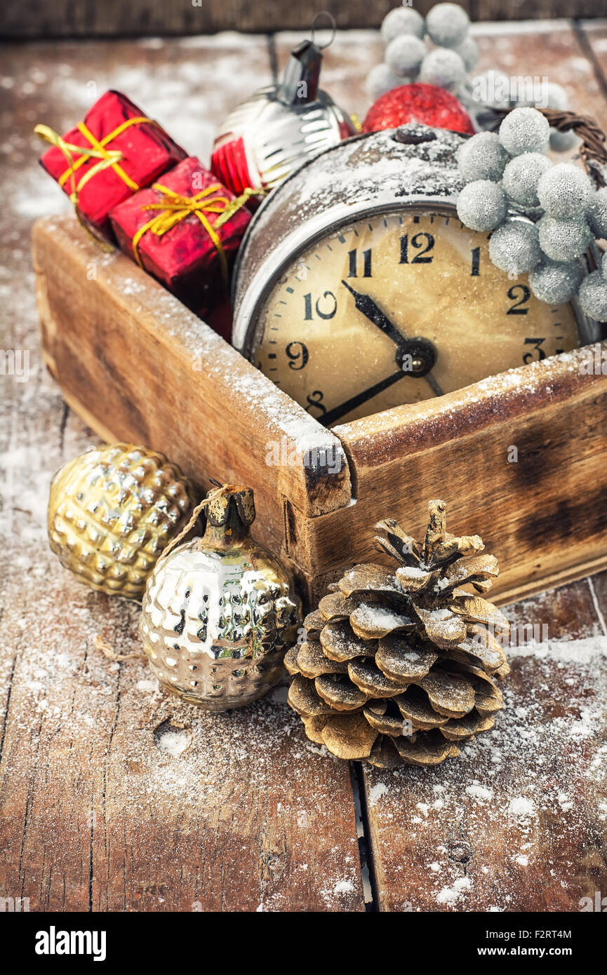 Vecchio orologio in una scatola di legno rivestita con decorazioni di Natale Foto Stock