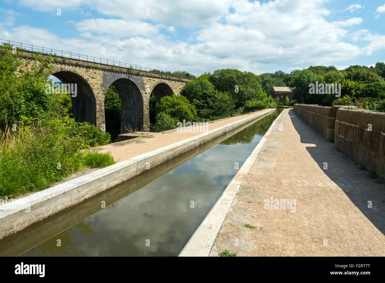 La Marple acquedotto sul Peak Forest canale vicino Marple, Greater Manchester, Inghilterra, Regno Unito. Viadotto ferroviario dietro. Foto Stock