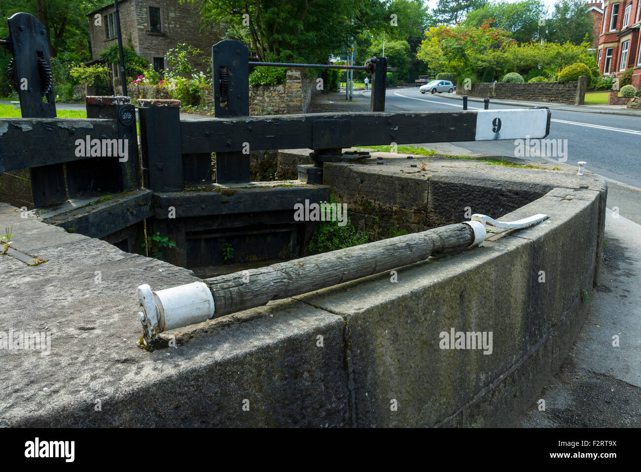 Corda di legno rullo sul ponte Brabyns sul Peak Forest Canal a Marple, Greater Manchester, Inghilterra, Regno Unito. Foto Stock