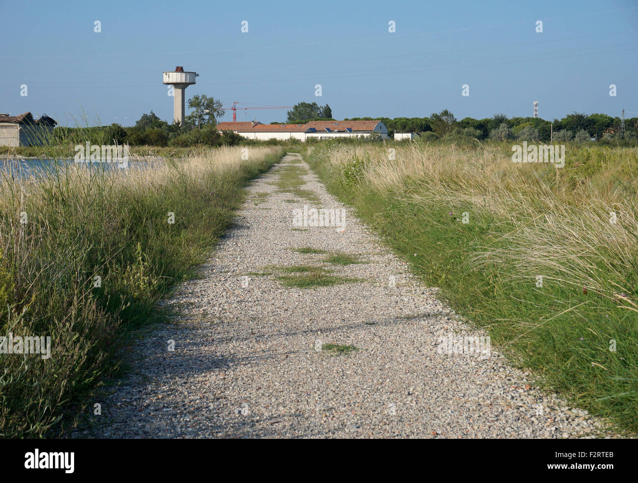 Un percorso in soluzione salina di Cervia salina riserva naturale, Emilia Romagna, Italia Foto Stock
