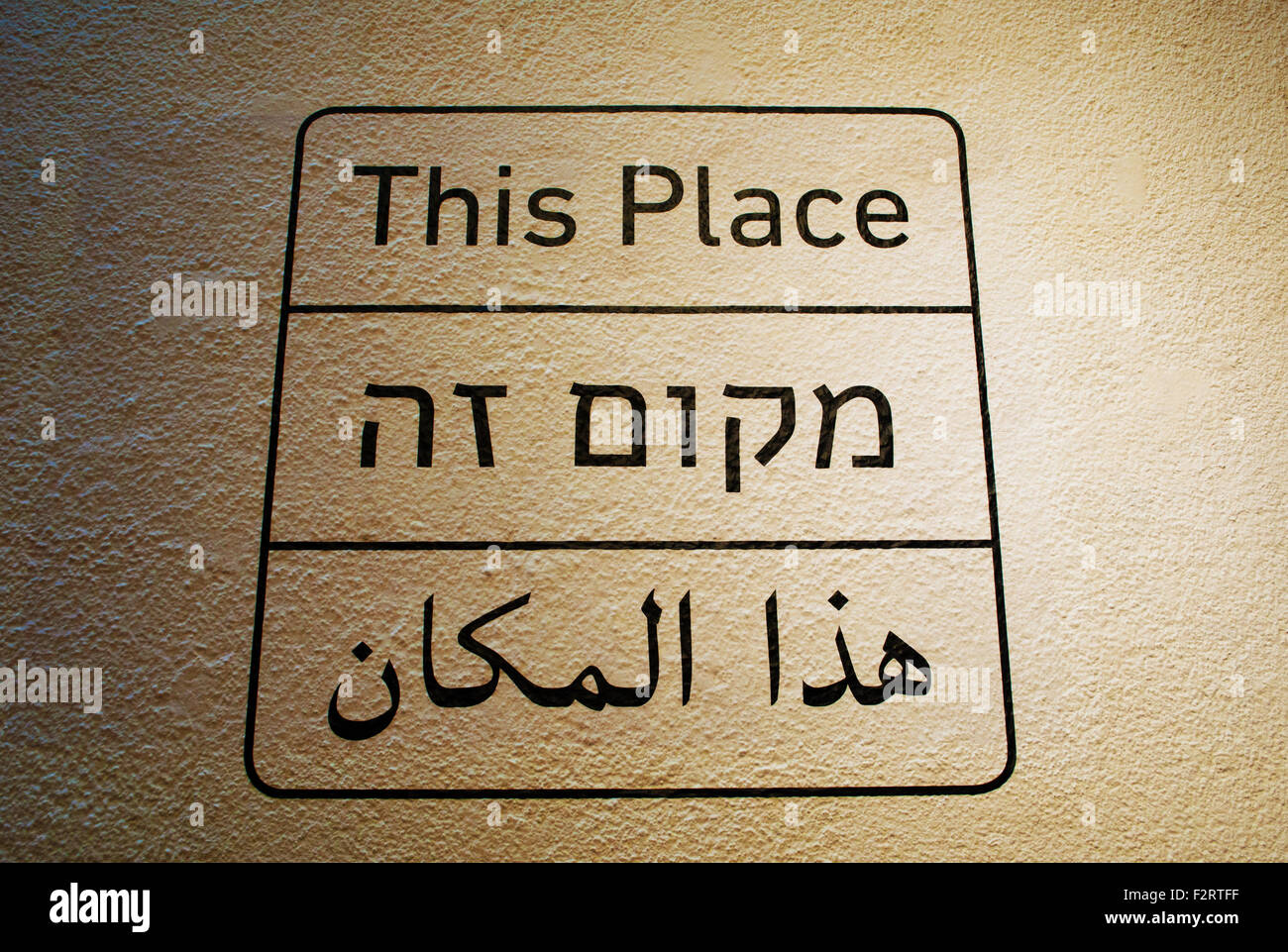 Tel Aviv Museum of Art, arte contemporanea, Yafo, Israele, segno, del segnale di indicazione, questo luogo sign in ebraico, inglese e arabo Foto Stock