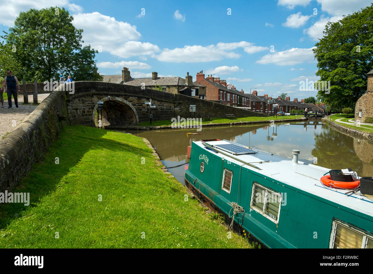 Narrowboat in corrispondenza della giunzione del Peak Forest e Macclesfield canali a Marple, Greater Manchester, Inghilterra, Regno Unito. Foto Stock