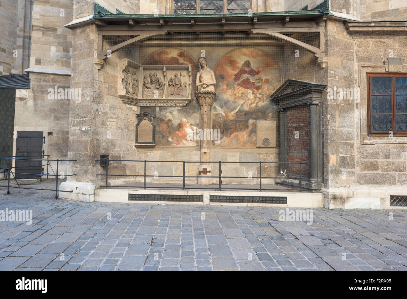 Vista la celebre statua di Cristo con un mal di denti in una nicchia nella parete est della città cattedrale di Stephansdom, Vienna, Austria. Foto Stock