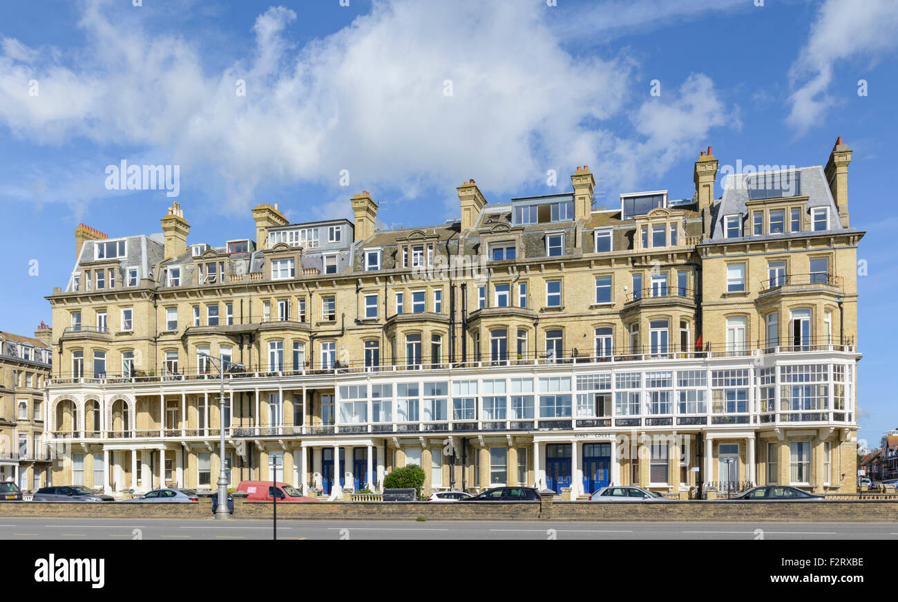 Kings Court terrazza fronte mare in Kings Gardens, Hove, Brighton e Hove, East Sussex, Inghilterra, Regno Unito. Foto Stock