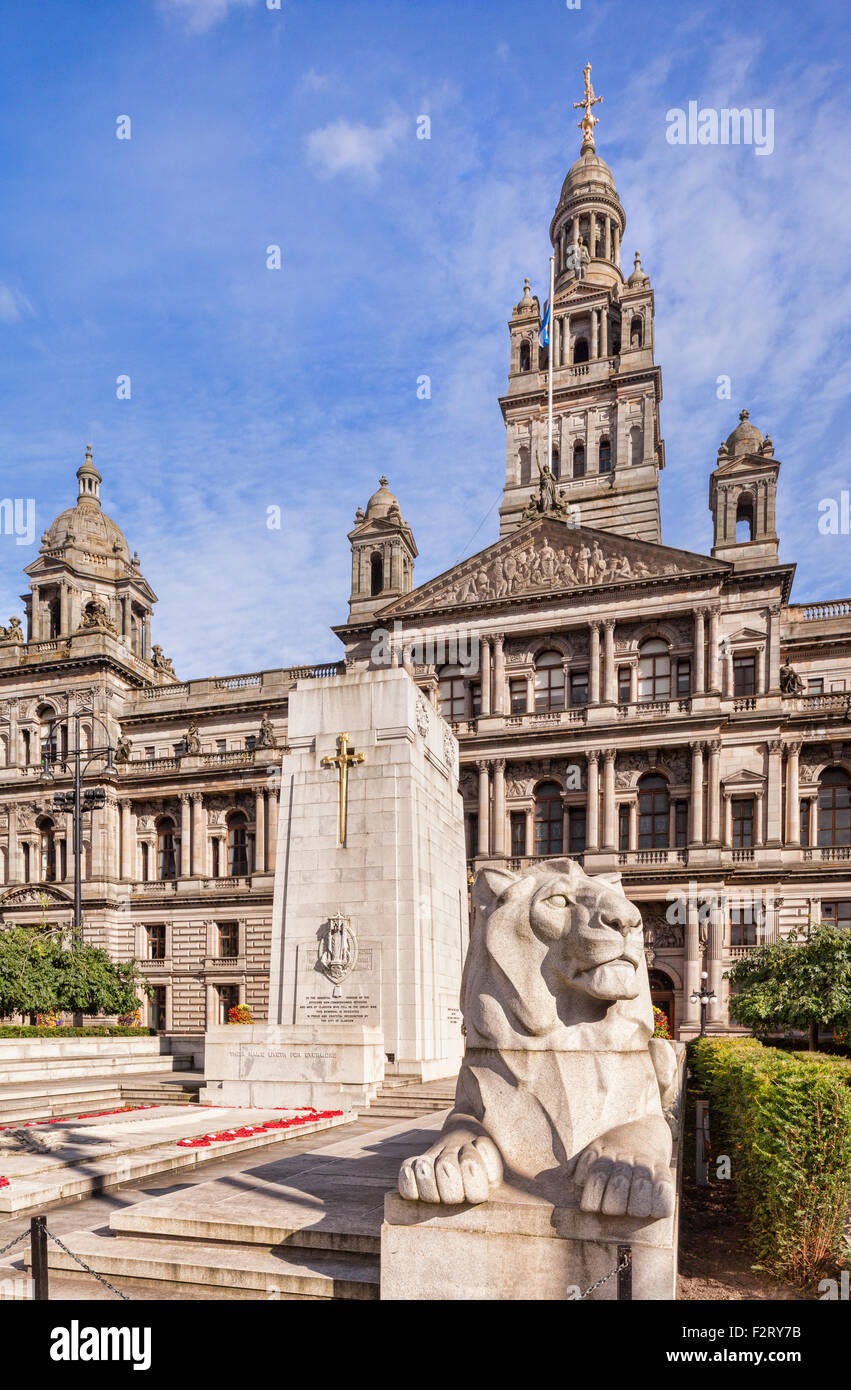Il Memoriale di guerra di fronte a Glasgow City Chambers in George Square nel centro di Glasgow, Scozia. Foto Stock