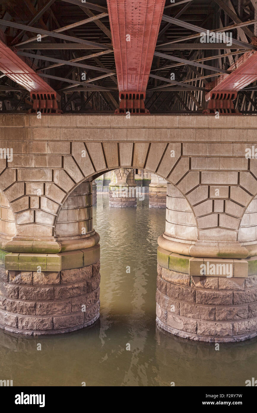 Caledonian sotto il ponte ferroviario sul fiume Clyde, Glasgow, Scotland, Regno Unito. Foto Stock