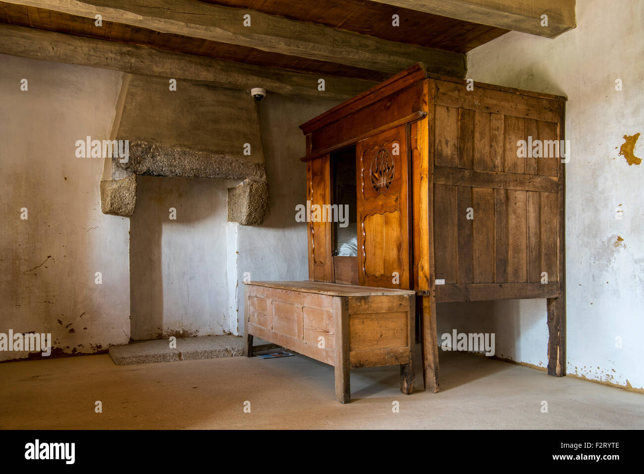 Camera da letto con la vecchia scatola di legno-letto / chiuso letto ristrutturato nel villaggio di pescatori di Meneham / Menez Hom, Finistère Bretagna, Francia Foto Stock