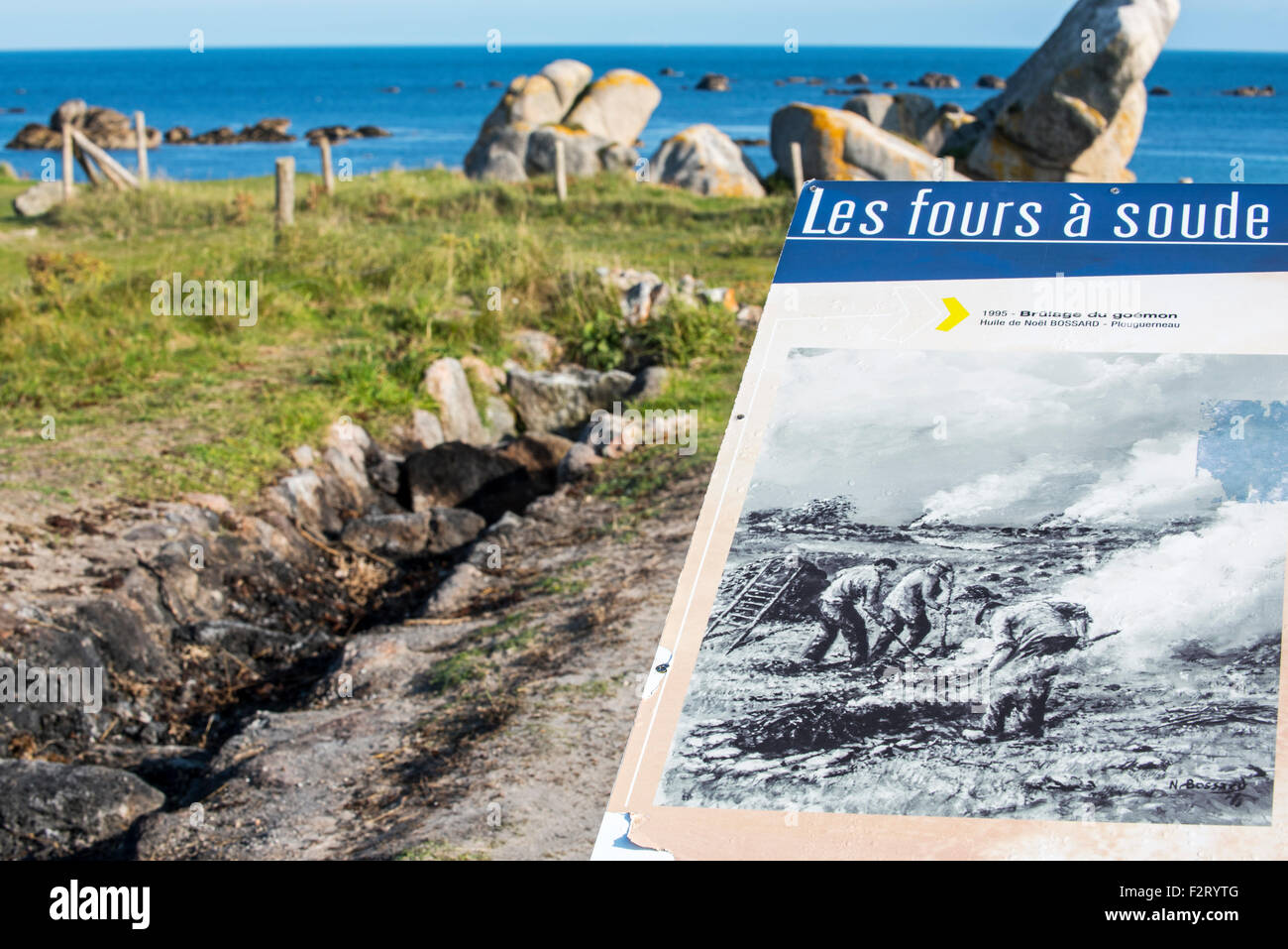 Aprire il forno ad aria per bruciare le alghe per ottenere soda per produzione di iodio, Meneham / Menez Hom lungo il litorale Kerlouan, Brittany Foto Stock