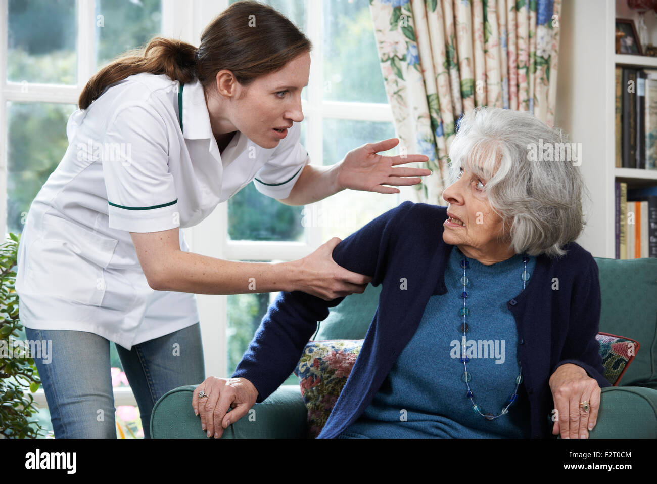 Lavoratore di cura Senior trabalzare la donna a casa Foto Stock