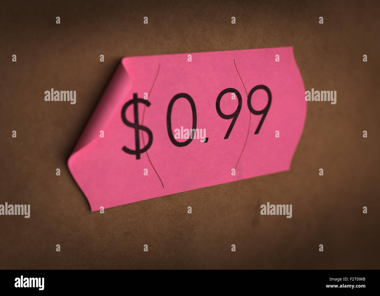 Prezzi psicologici stampato su una etichetta rosa. Concetto di immagine per l'illustrazione dei prezzi impatto psicologico. Foto Stock