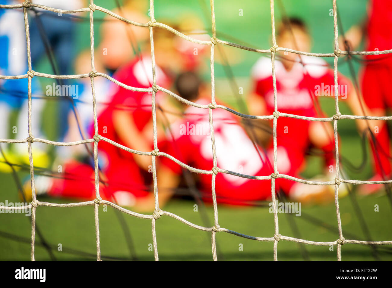 Kids Soccer team celebrare obiettivo e vittoria, defocussed blur sport immagine di sfondo Foto Stock