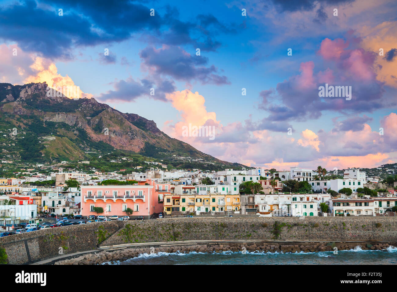 Paesaggio urbano costiero di Forio di Ischia, di città in città metropolitana di Napoli, Italia Foto Stock