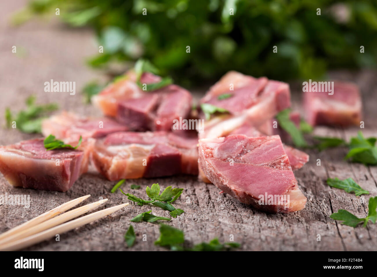 Jelly / aspic di carne su un vecchio vintage sfondo di legno Foto Stock