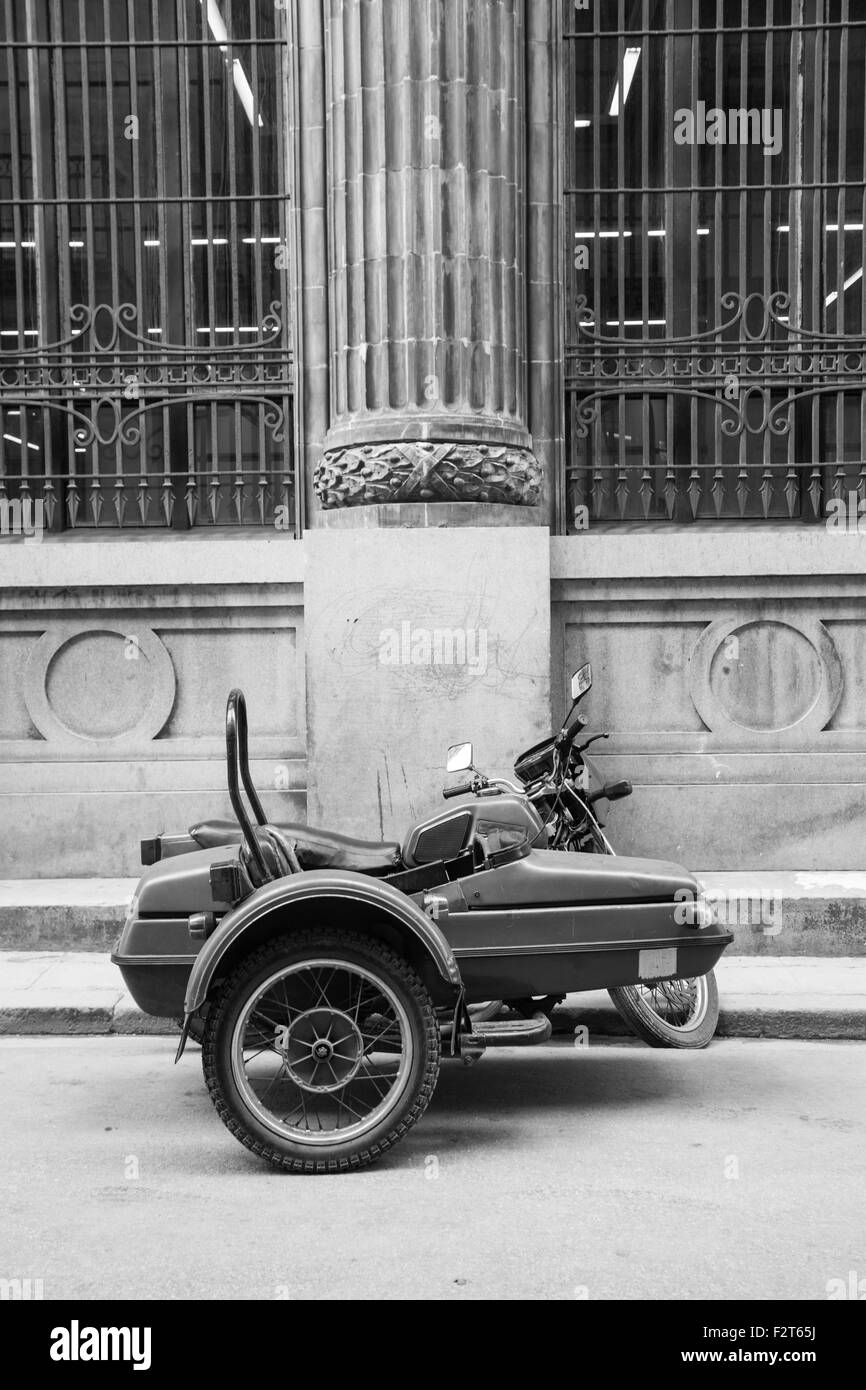 Moto e auto laterale, Havana Cuba Foto Stock