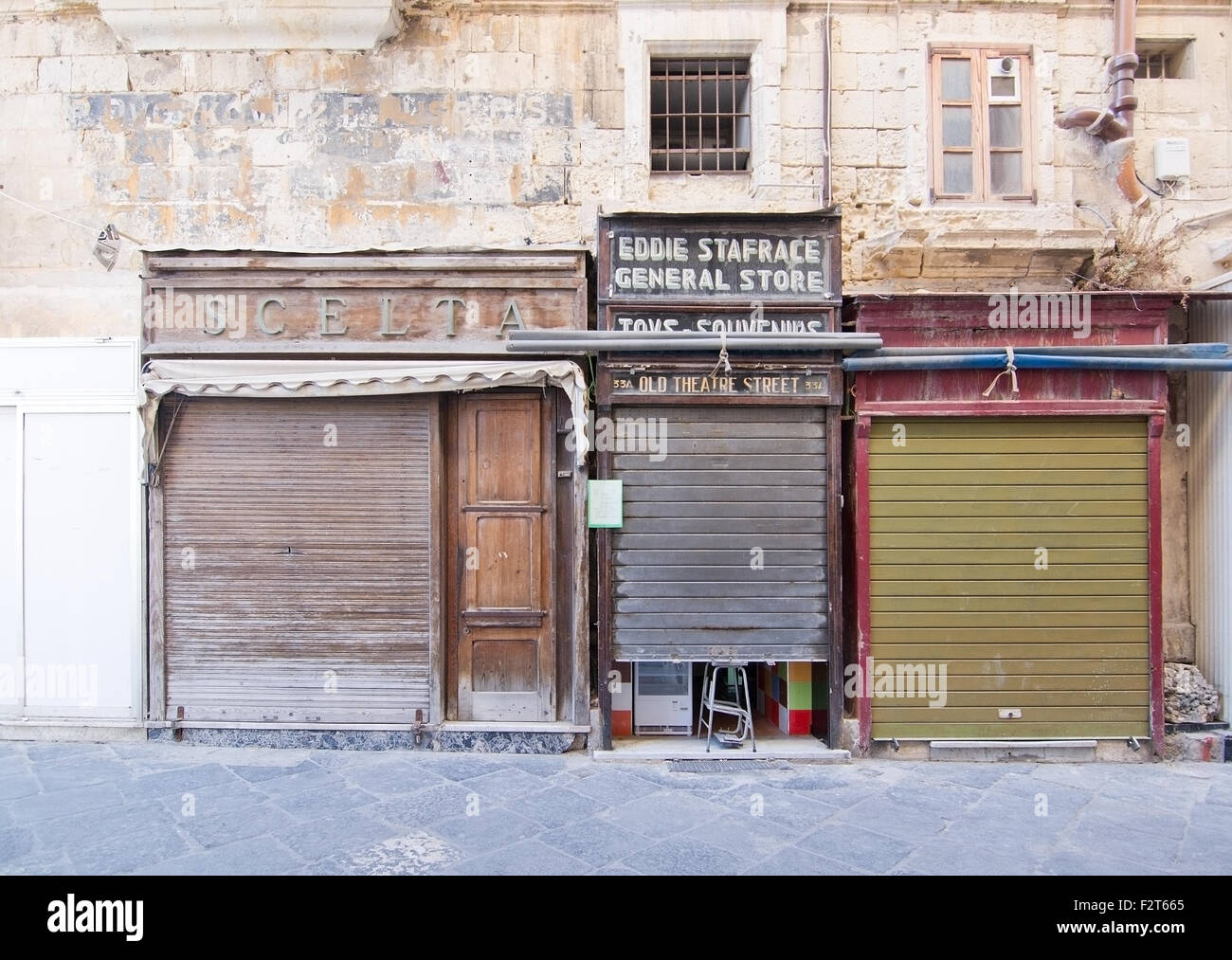 Architettura antica e negozio vintage fronti tra le strade de La Valletta. Foto Stock