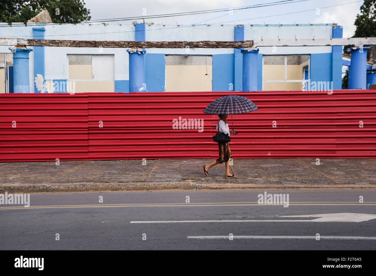 Ragazza con ombrello, Vinales, Cuba Foto Stock
