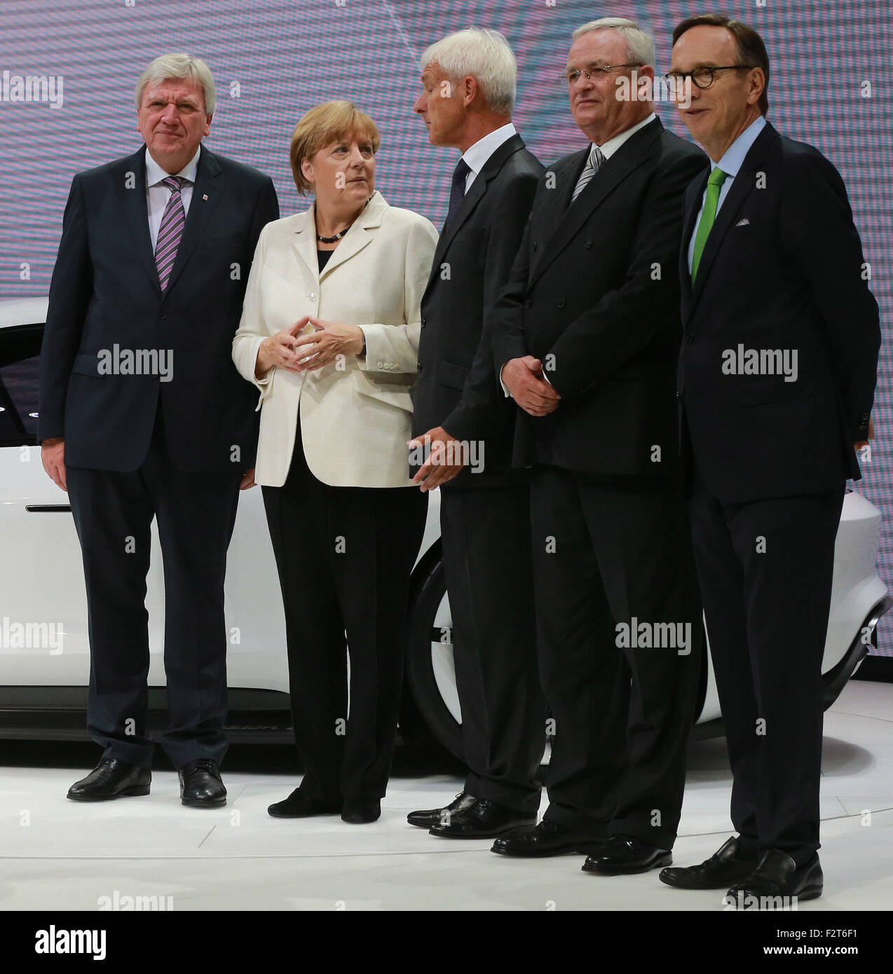 Francoforte. Xvii Sep, 2015. File foto scattata il 7 settembre 17, 2015 mostra CEO del Gruppo Volkswagen Martin Winterkorn(2 R) partecipazione ad un evento durante il giorno di apertura del Salone di Francoforte a Francoforte in Germania. CEO del Gruppo Volkswagen Martin Winterkorn Mercoledì ha annunciato le sue dimissioni come la società è catturato in un scandalo delle emissioni. © Luo Huanhuan/Xinhua/Alamy Live News Foto Stock