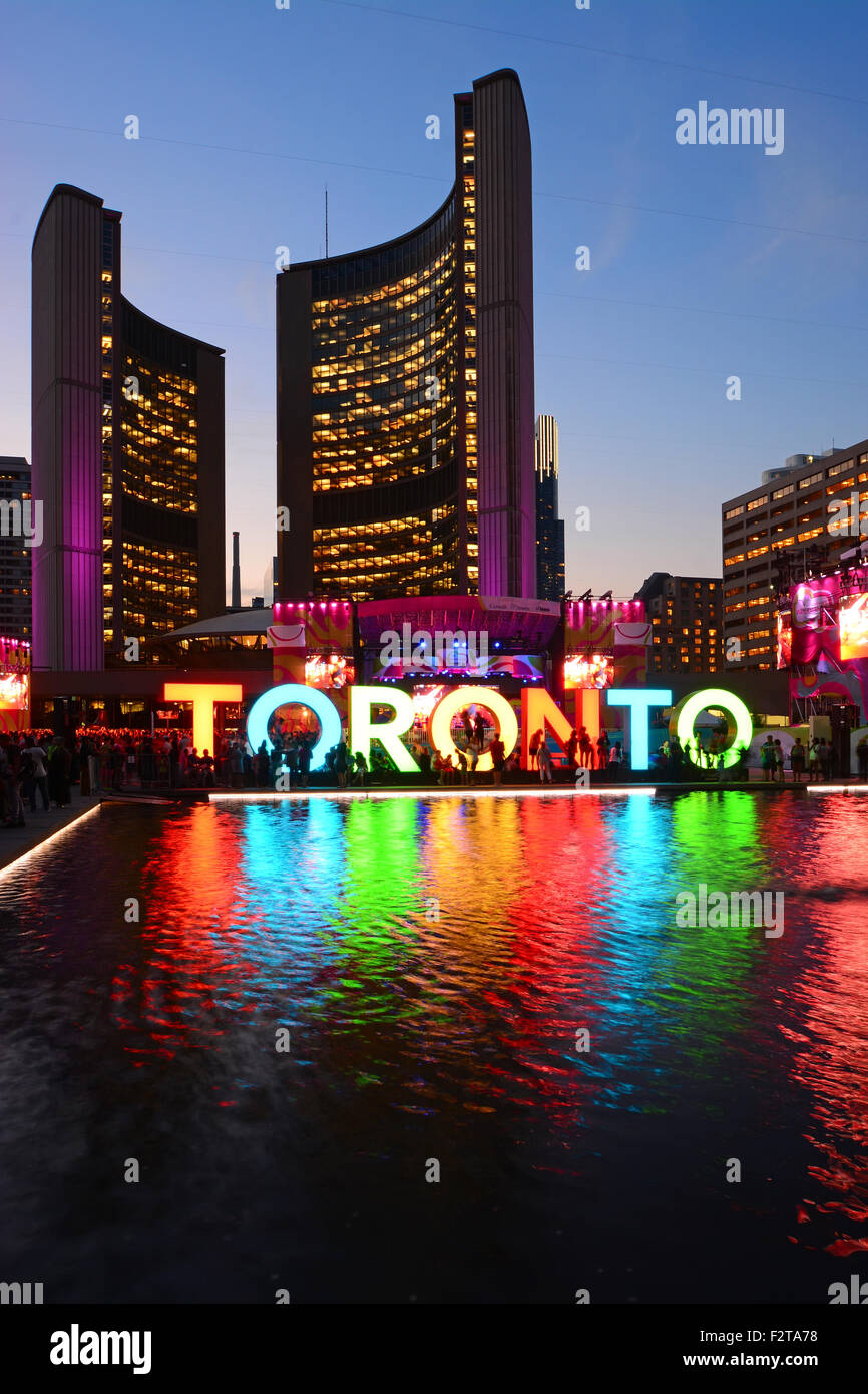 Town Hall e Nathan Phillips Square in serata, Toronto, Canada Foto Stock